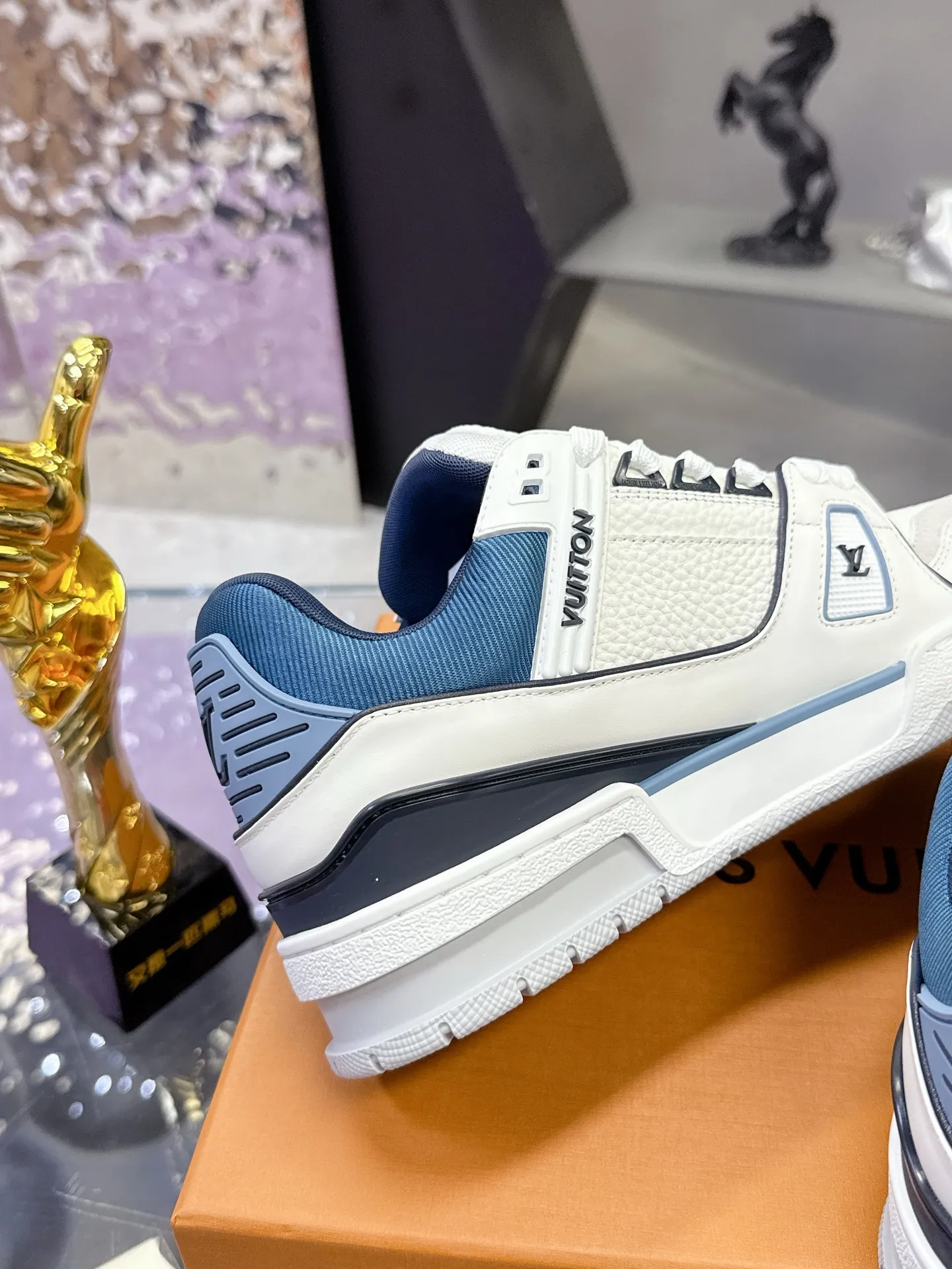 Factory price: 760💰 (latest color) This LV Trainer sneaker is made of grained cow leather, and uses vibrant colors to pay tribute to Virgil Abloh’s original classic inspired by retro basketball shoes. The upper is embellished with rubber LV letters and Vuitton logo, and the outsole is decorated with Monogram flowers. Exquisite packaging at the delivery counter🛍📦 ▪️Fabrics: Original customized first-layer cowhide ▪️Inner lining: Original customized breathable mesh lining ▪️Outsole: Original molded two-color TPU combination outsole ▪️Sole thickness: 3CM ▪️Size: Women's 35-40 Men's 38-46